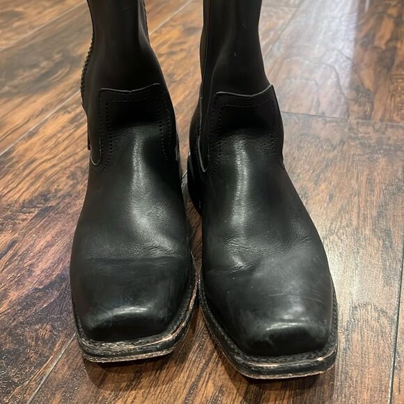 Frye Heath Boot
Black womens size 6.5 side zipper in GUC perfect for winter - Picture 3 of 10